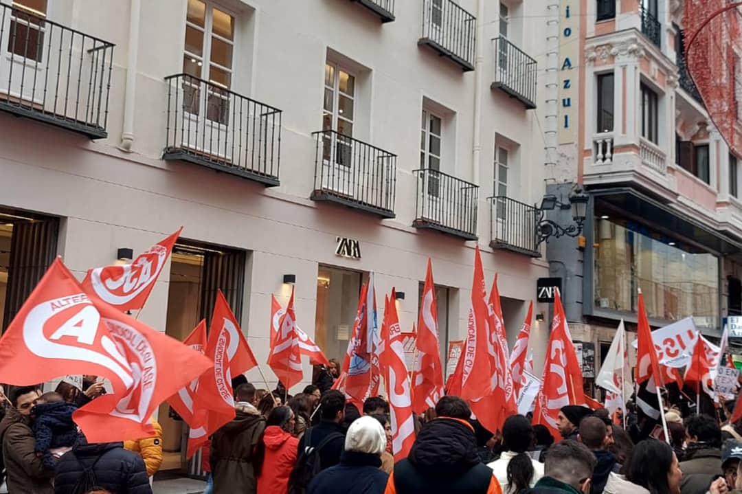Concentración frente a la flagship store de Zara en la calle de Preciados de Madrid con motivo de la huelga nacional del 7 de enero de 2023.