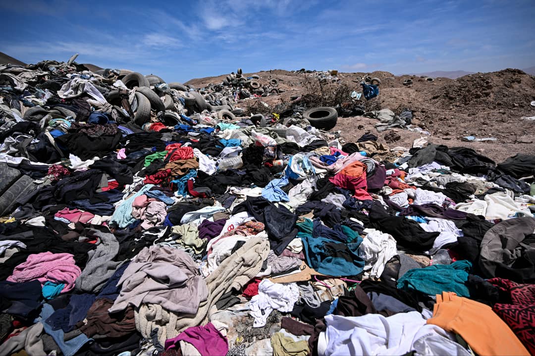 Credits: Beeld ter illustratie van onze groeiende afvalberg.  Kleren in de woestijn in de Pampa d'Alto Hospicio-sector, ongeveer 10 km ten oosten van de stad Iquique, Chili. De foto is gemaakt op 11 november 2022. Credit: MARTIN BERNETTI / AFP