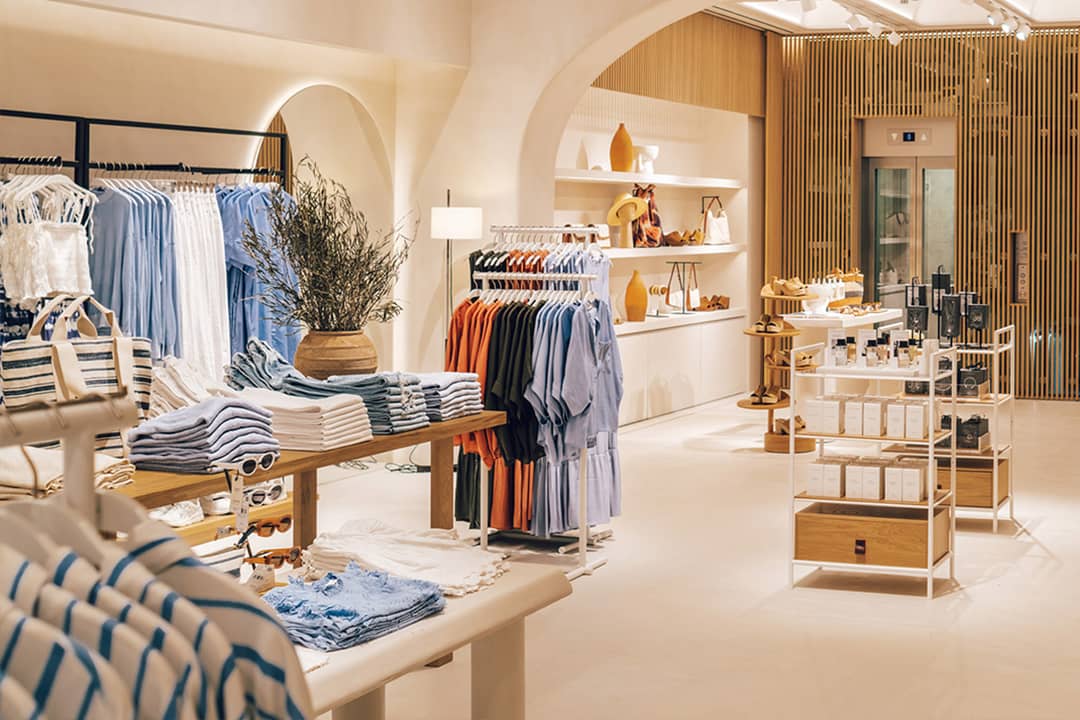 Interior de una tienda de Mango dotada con el nuevo concepto de inspiración mediterránea “New Med” desarrollado por la multinacional española.