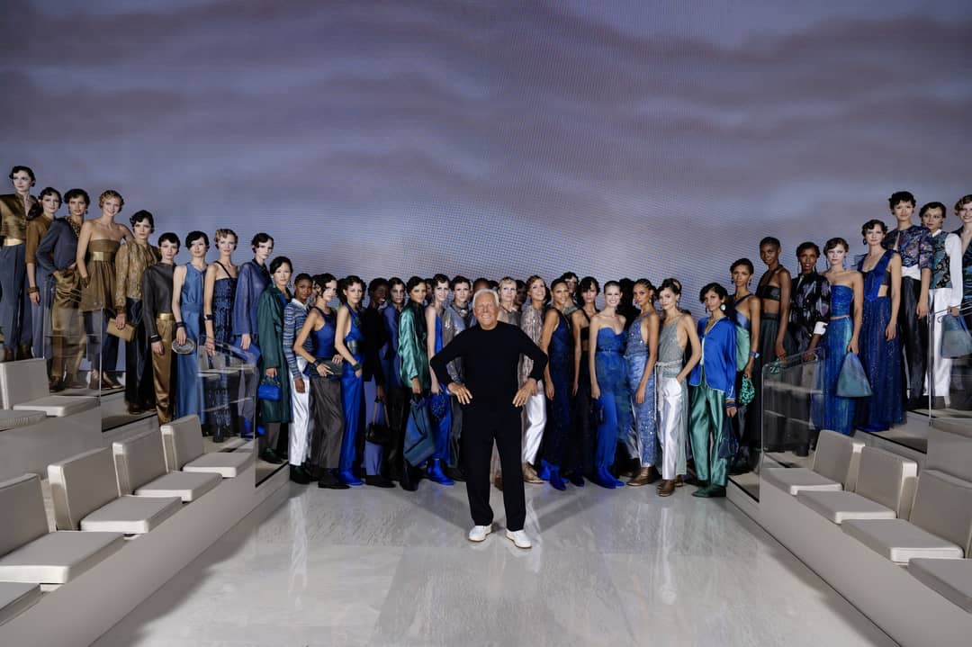 Giorgio Armani mit Models bei der SS24-Modenschau
