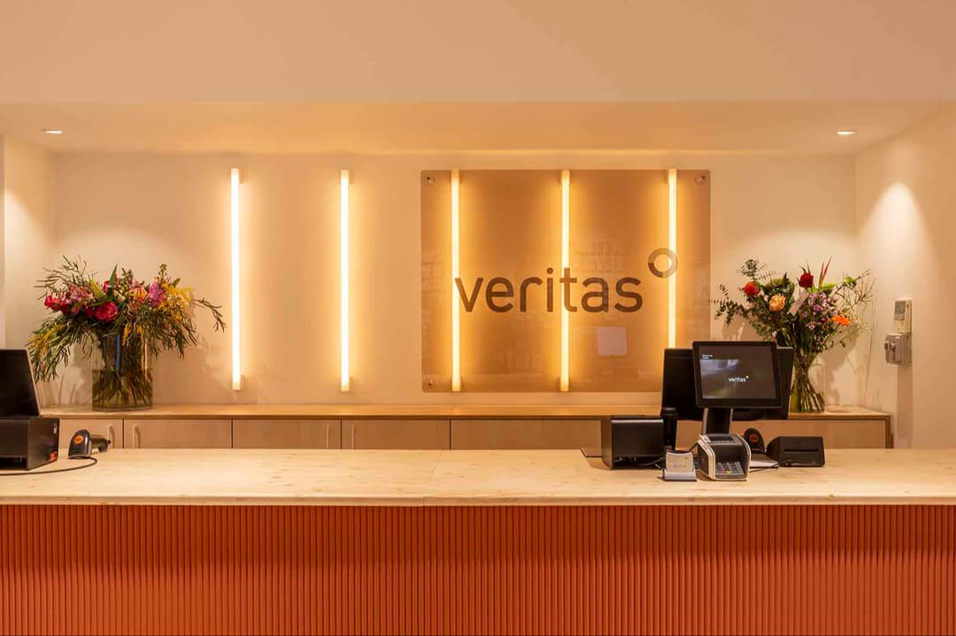 Veritas test een nieuw winkelconcept in Brugge.