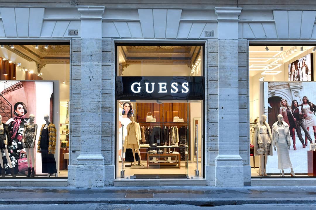 Exterior de la flagship store de Guess en la Via del Corso de Roma, Italia.