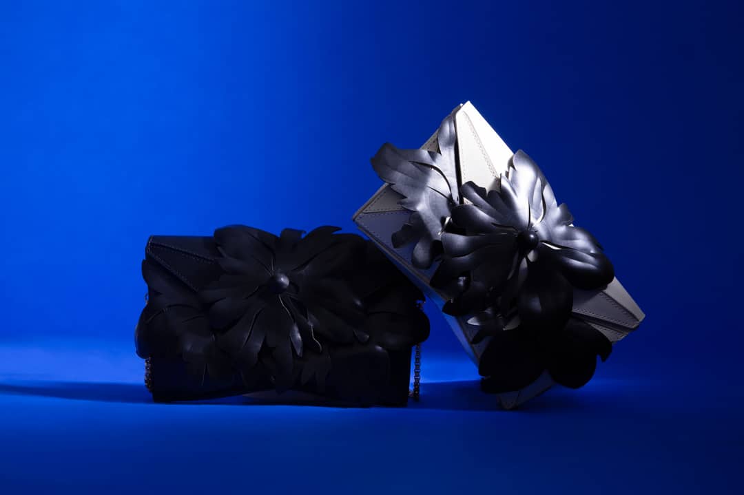 Flores de couro em 3D detalham a peça