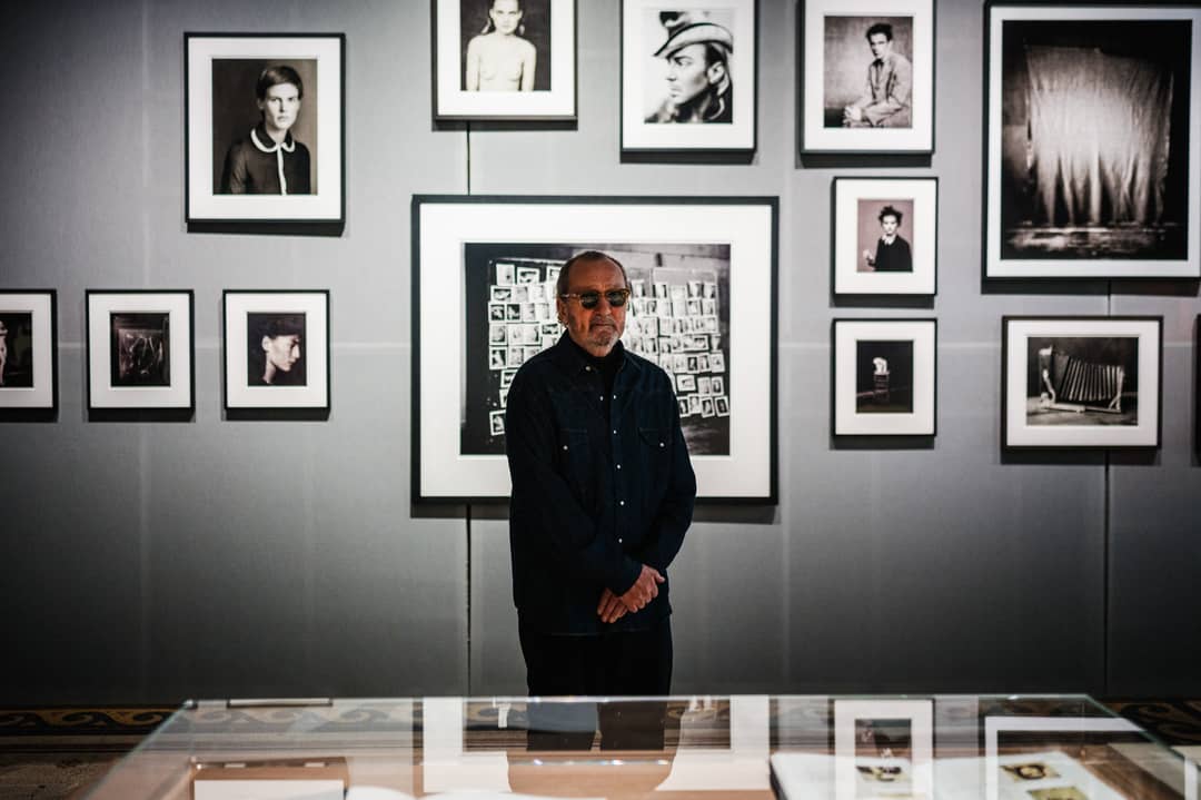 El fotógrafo italiano Paolo Roversi posa durante una entrevista previa a la exposición dedicada a su obra con fotografías tomadas a lo largo de 50 años de carrera en el Palais Galliera de París el 14 de marzo de 2024.