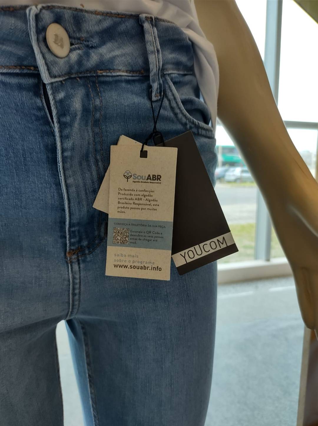 Jeans com a tag rastreável