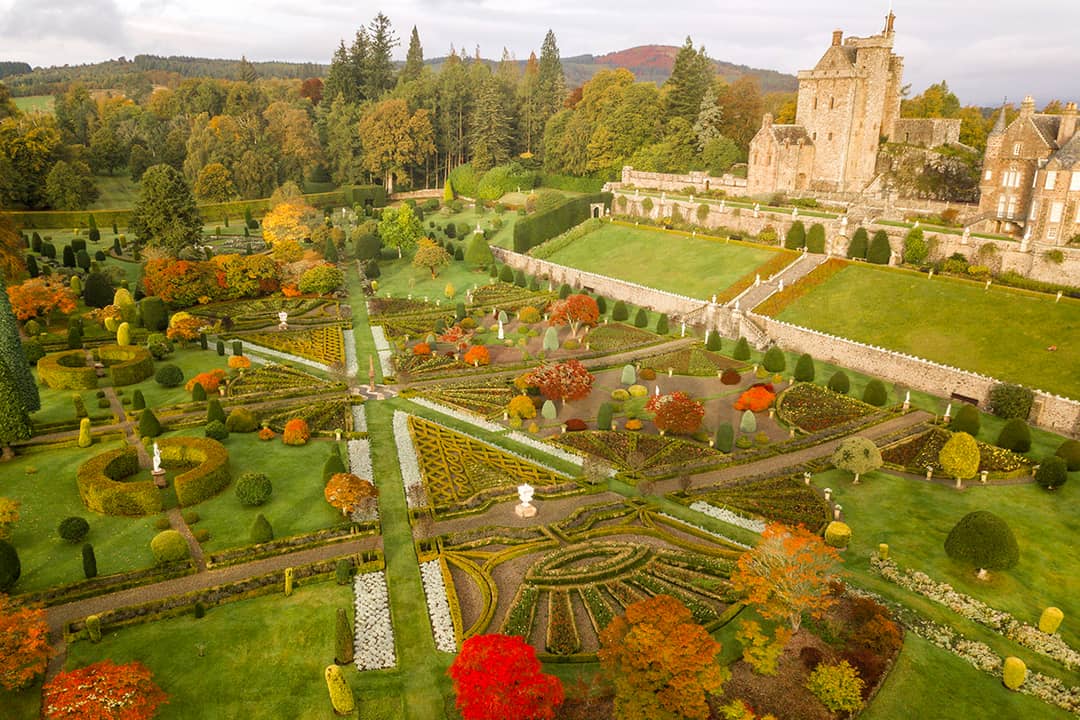 Jardines del castillo de Drummond, en Escocia (Reino Unido).