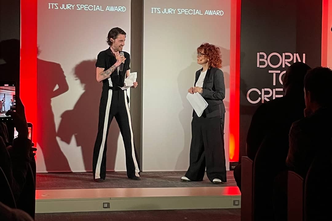 Barbara Franchin (right) on stage during the award ceremony of the ITS Contest 2023/2024.