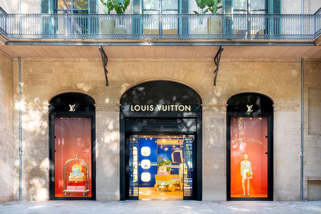 Exterior de la tienda de Louis Vuitton en el número 19 del Paseo del Borne de Palma de Mallorca (España).