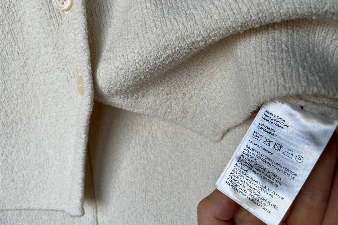 Etiqueta de ropa de una prenda. Composición e instrucciones de lavado.