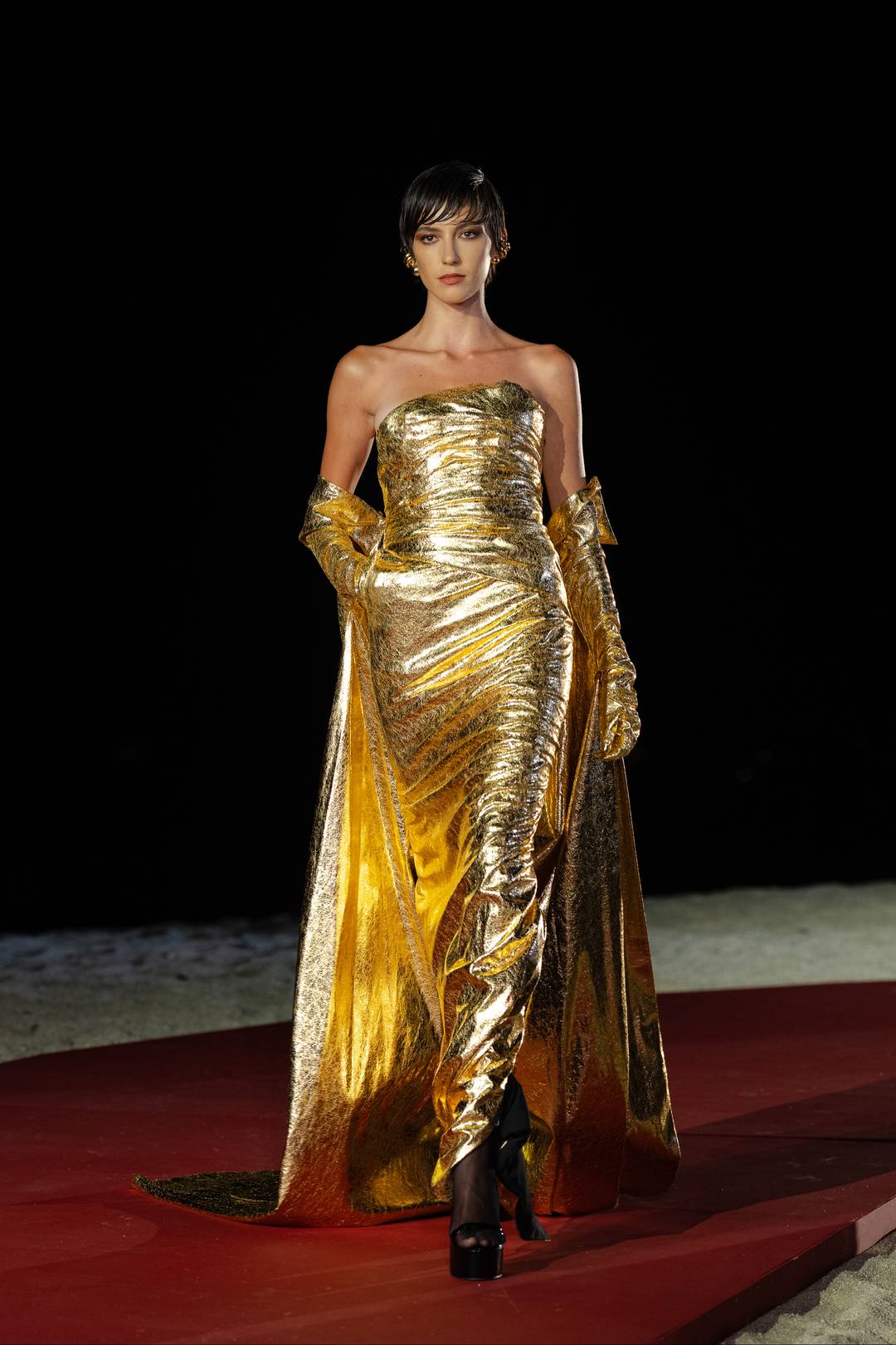 El dorado en telas metalizadas imperó en los looks de Alfredo Martínez.