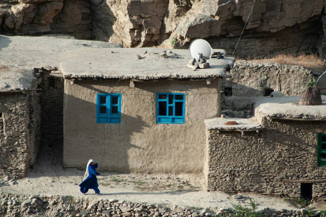 Imagen ilustrativa de una mujer vestida de azul en Badakhshan, Afghanistan