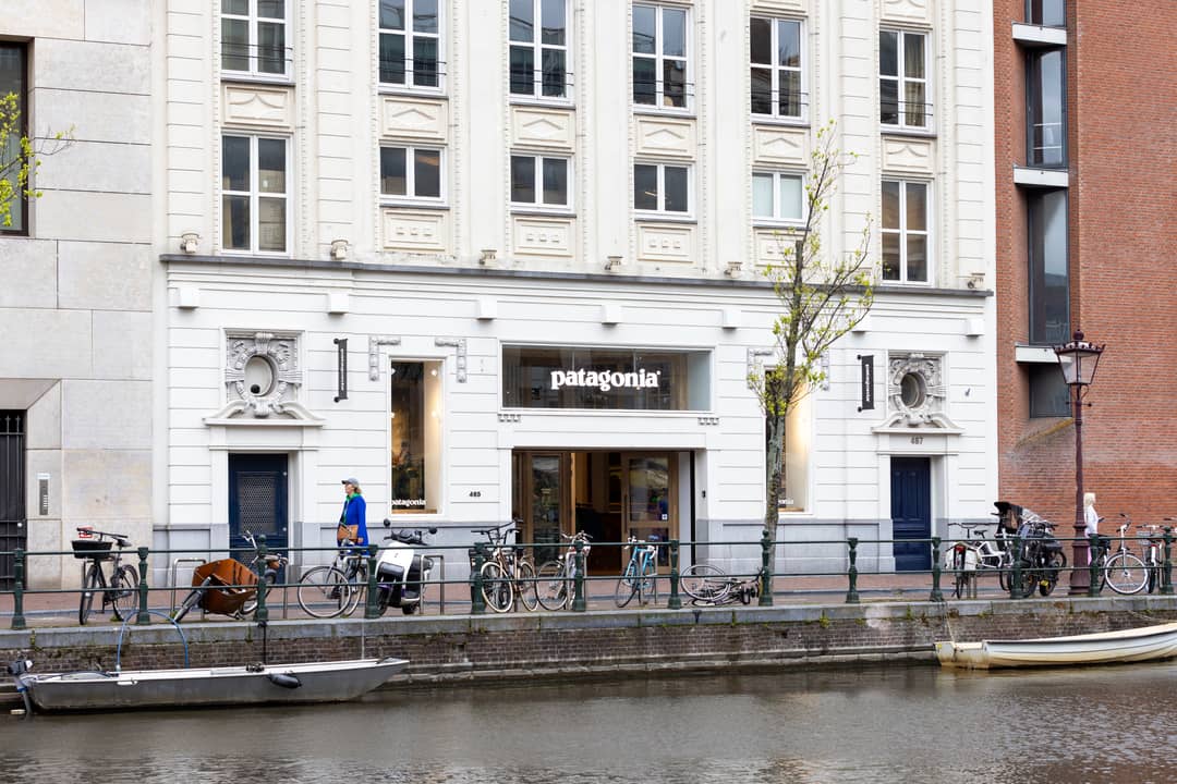 De eerste Patagonia-winkel in Nederland strijkt neer aan de Singel in Amsterdam.