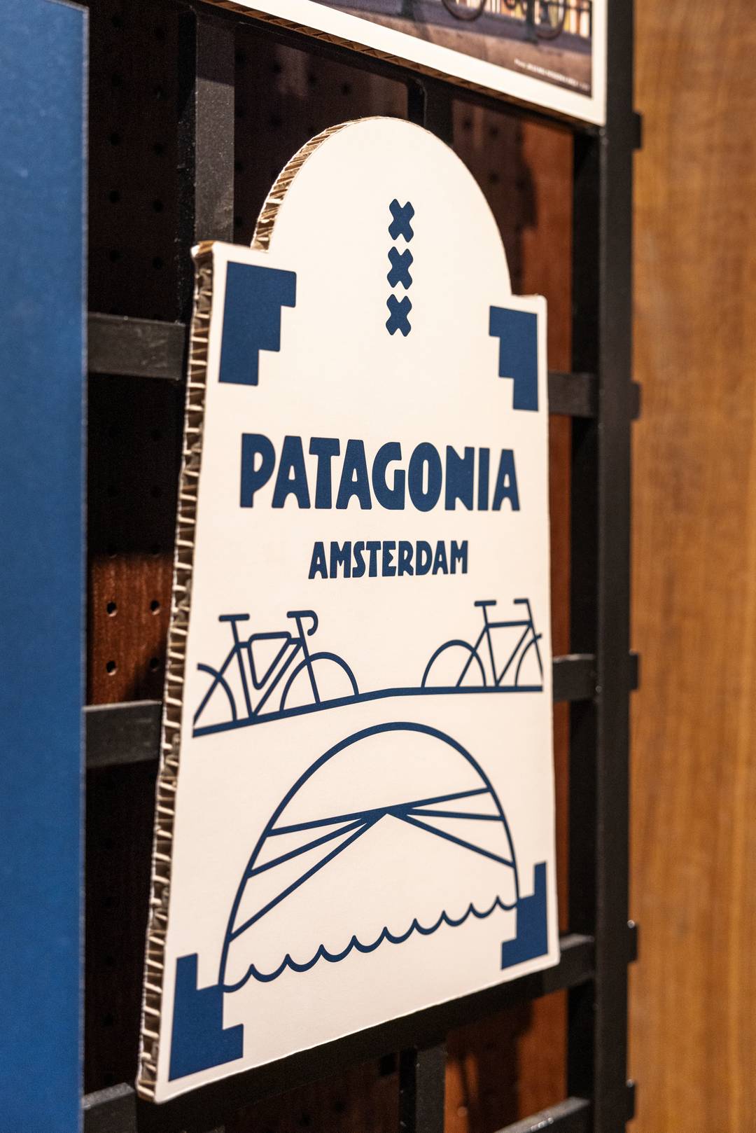 Het logo van de Amsterdamse Patagonia-winkel.