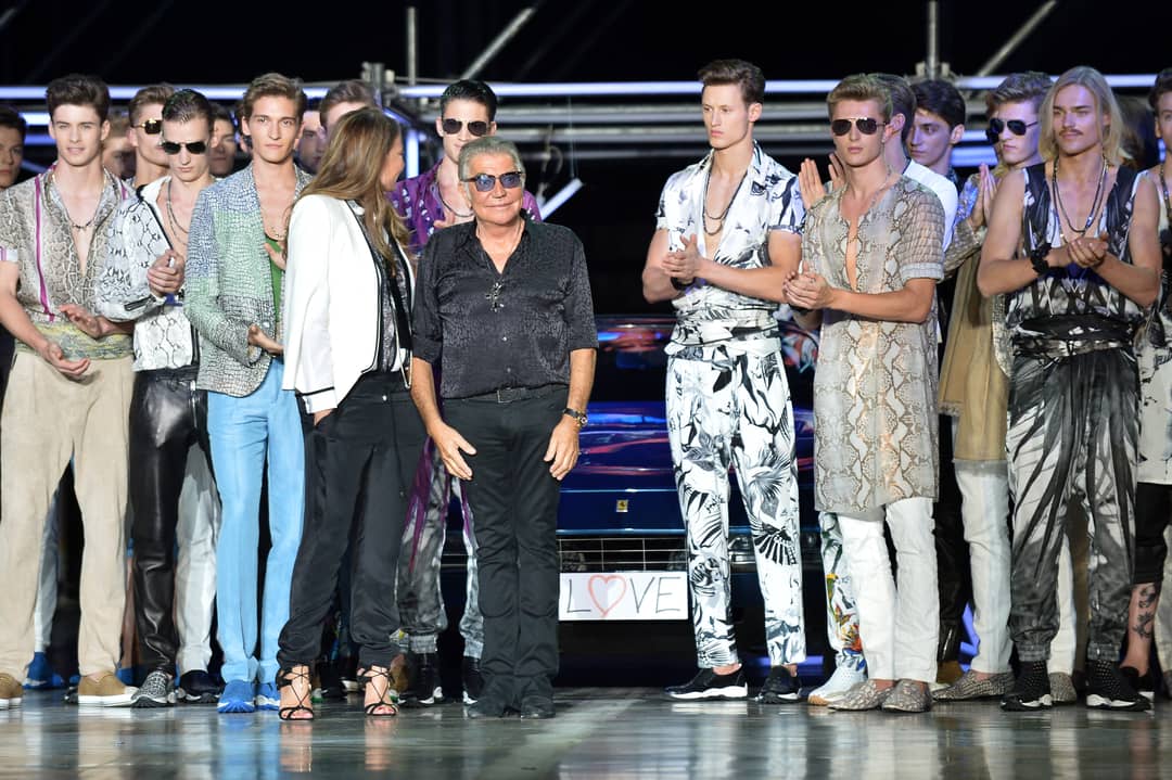 Le créateur Roberto Cavalli (au centre) lors du défilé printemps-été 15 pour hommes à Milan, en 2014.