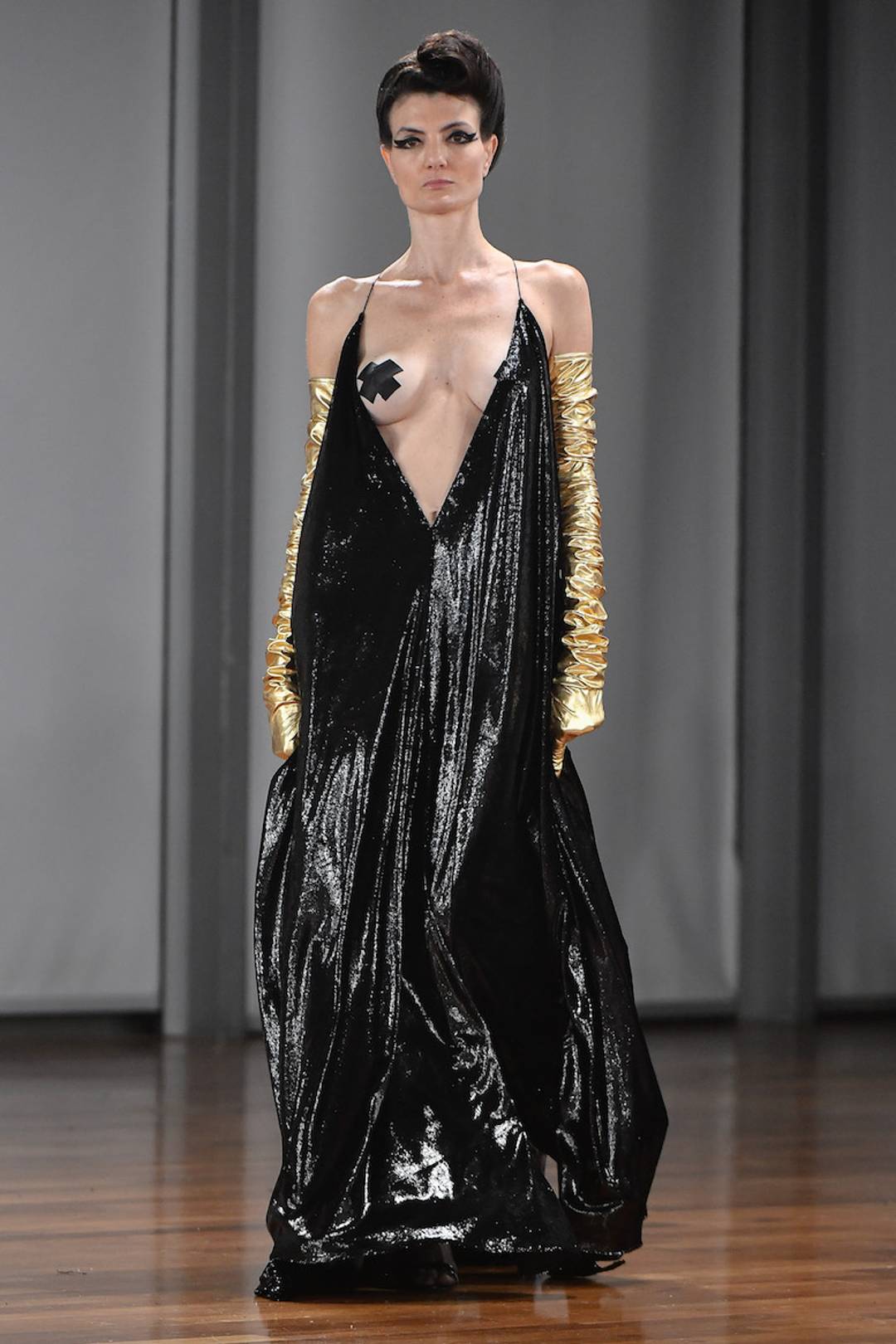 A revealing neckline and more sparkles at André Lima FW24.