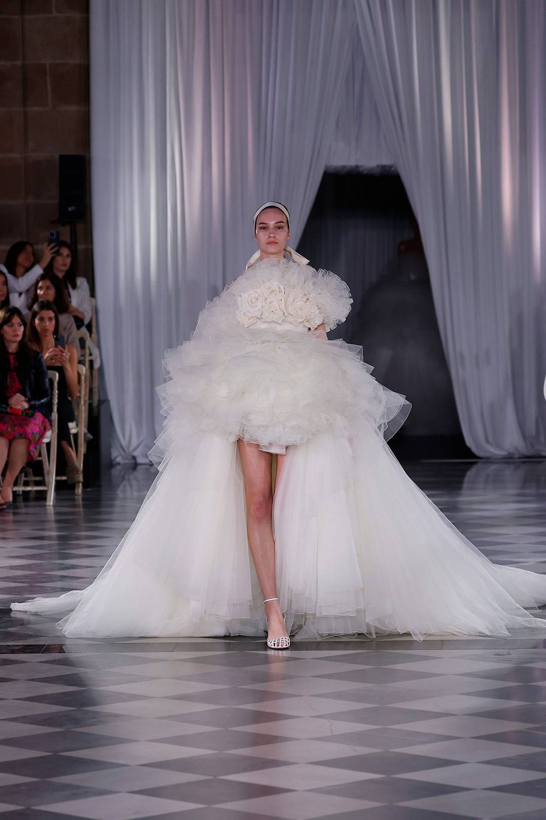 Desfile de Giambattista Valli en la “Bridal Night” de la Barcelona Bridal Fashion Week de abril de 2024.
