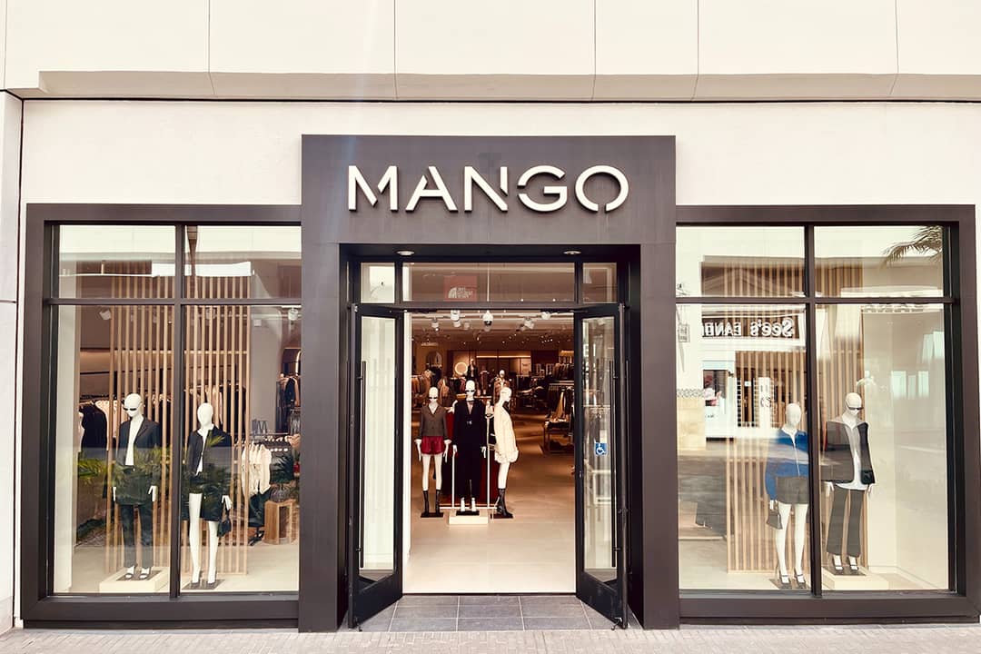Exterior de la tienda de Mango en el centro comercial Fashion Valley de San Diego.