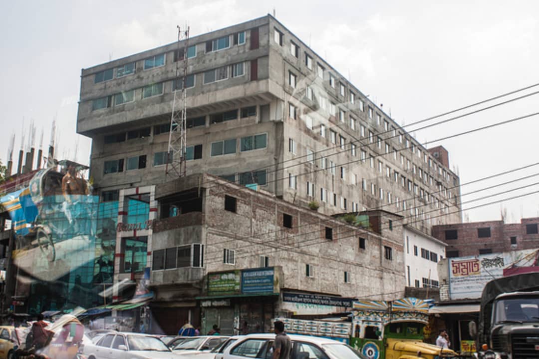L'immeuble Rana Plaza en 2012, un an avant son effondrement. Les deux étages illégaux qui abritaient des ateliers de confection sont clairement visibles.