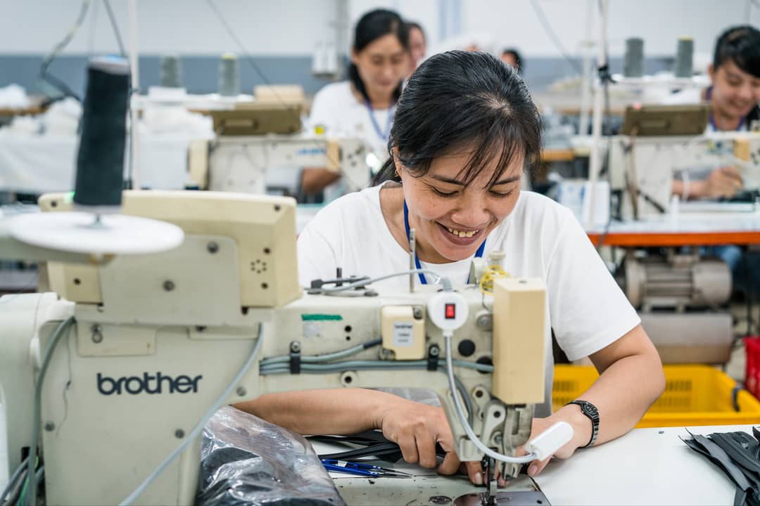 Arbeiterin in der Textilfabrik 'Evolution' in Vietnam