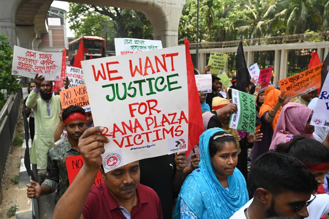 Aktivist:innen be Protest in Dhaka, Bangladesch, anlässlich des 11. Jahrestages des Einsturzes des Rana-Plaza-Gebäudes am 24. April 2024