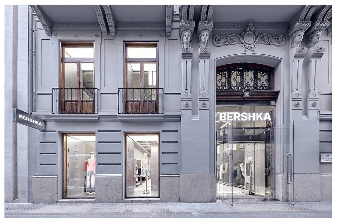 Tienda de Bershka en el número 32 de la calle de Colón de Valencia (España).