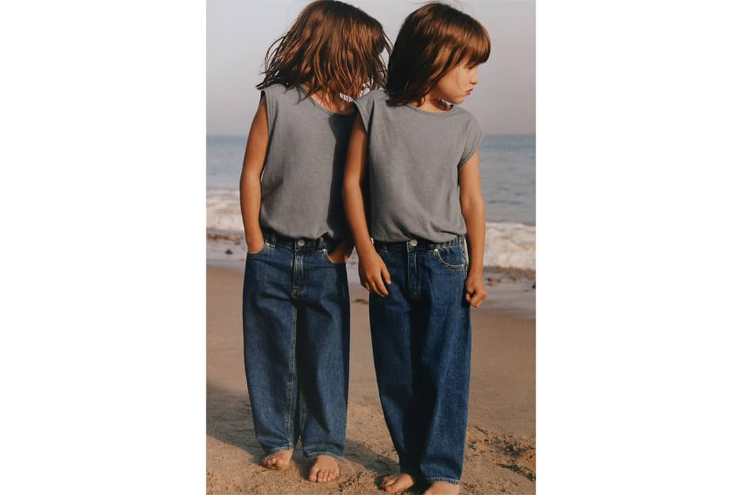 Fotografía de campaña de la primera colección de la nueva línea “Zara Timelesz” de Zara, para de un año y medio a seis años.