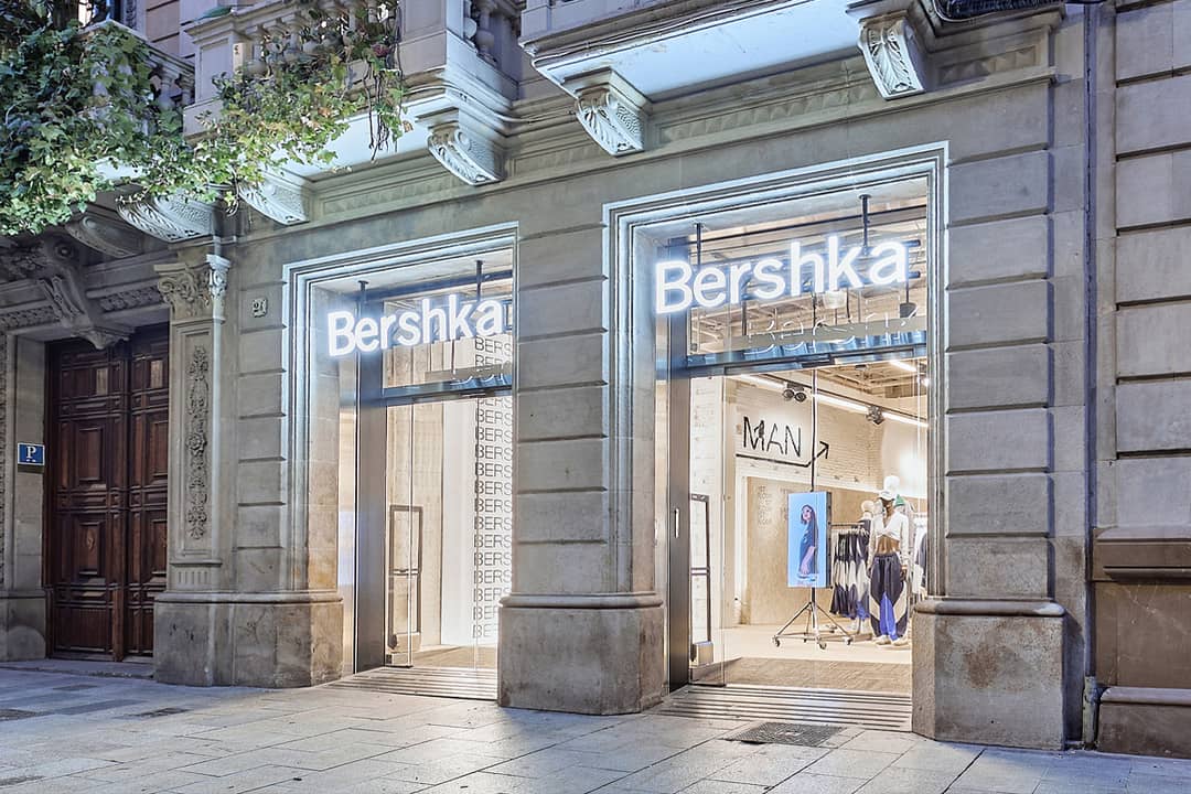 Tienda de Bershka en la avenida del Portal de l’Àngel de Barcelona (España).