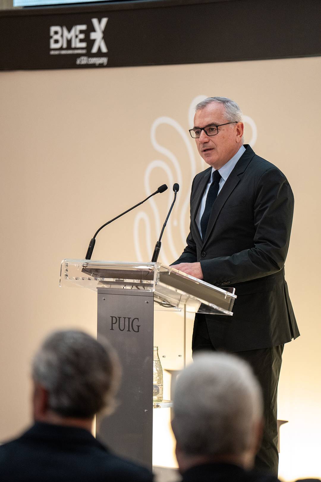 Marc Puig, presidente ejecutivo de Puig, durante la ceremonia del “toque de campana” con la que se ha celebrado la admisión a cotización de Puig en la Bolsa de Barcelona, el 3 de mayo de 2024.