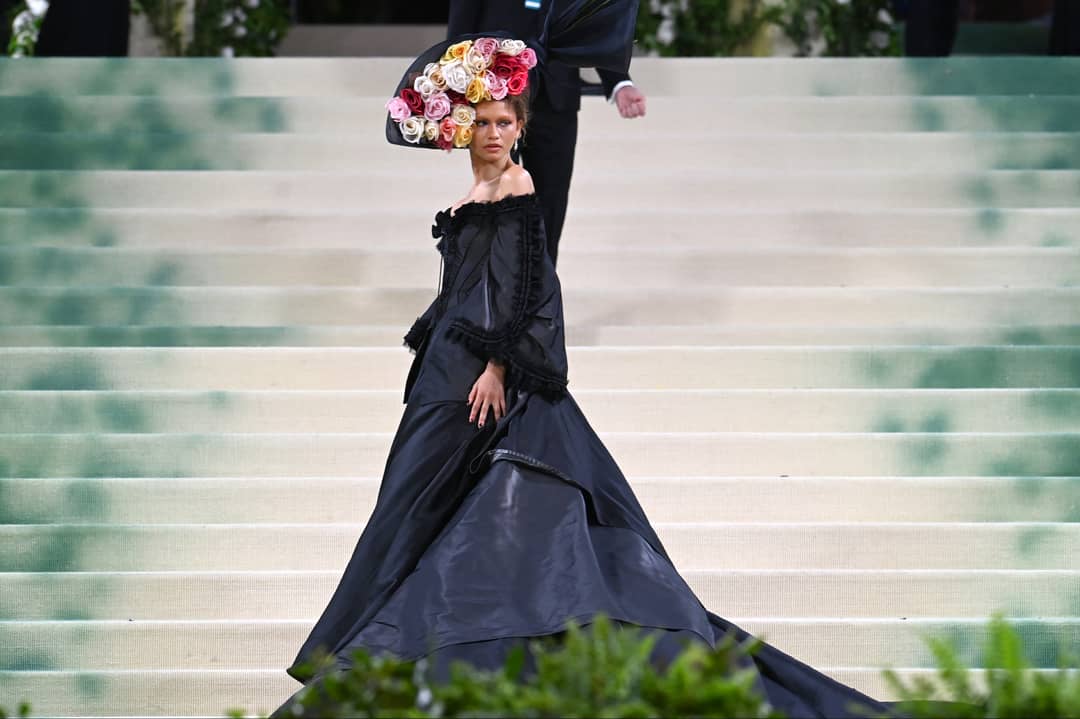 La actriz estadounidense Zendaya llega a la Gala del Met 2024 en el Museo Metropolitano de Arte el 6 de mayo de 2024 en Nueva York, luciendo un diseño de Givenchy creado por John Galliano (1996).