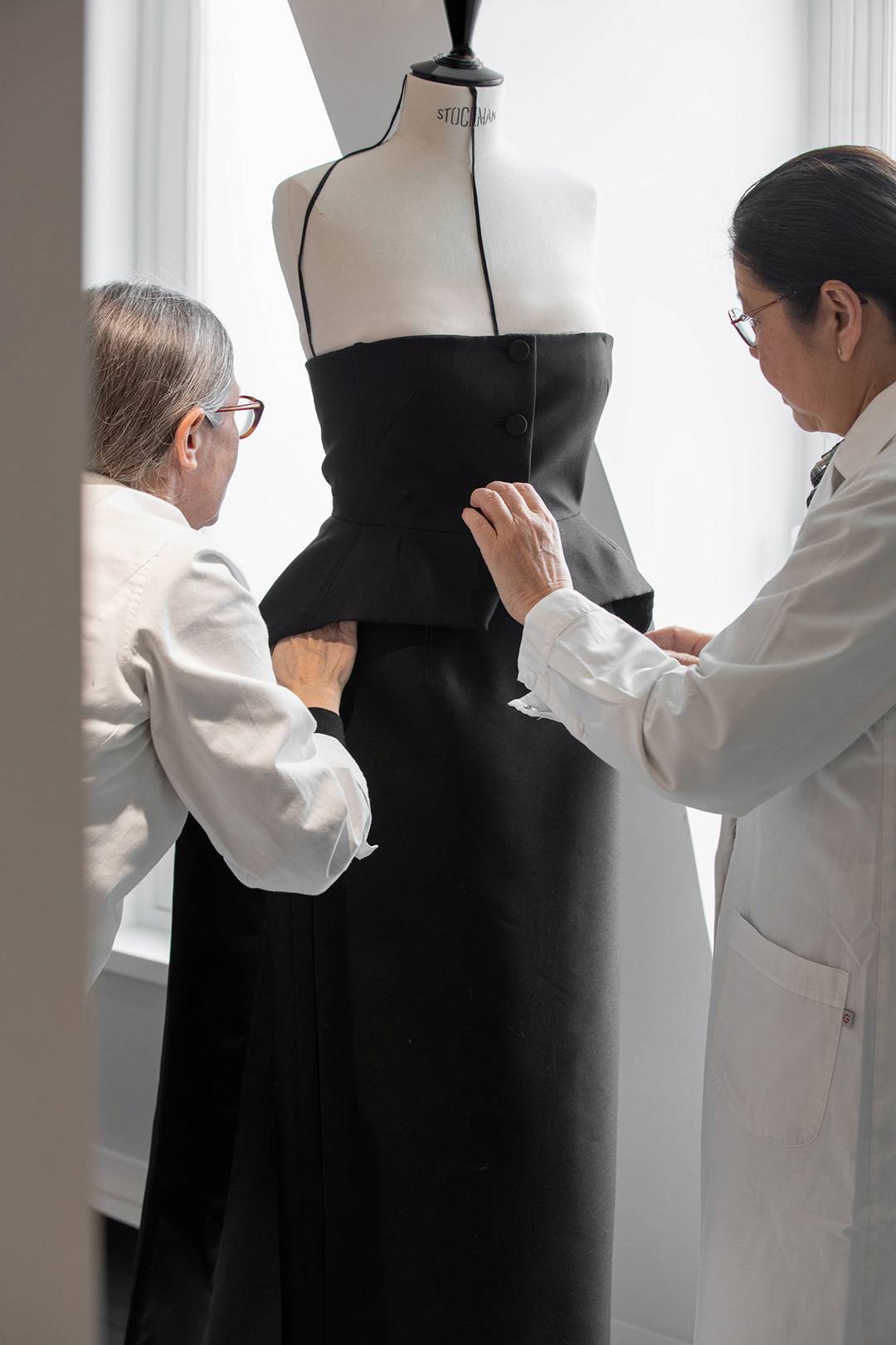 Fase de confección en taller del diseño de Dior de Rosalía para la Gala del Met de 2024.