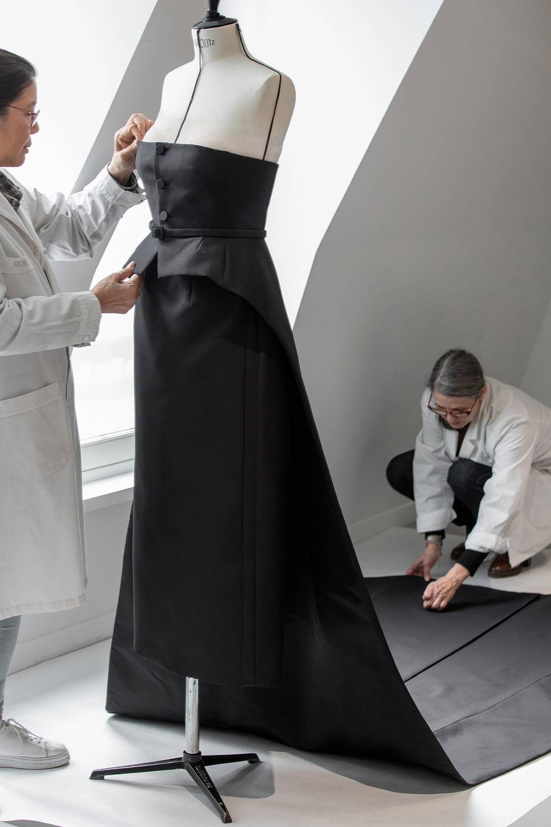 Fase de confección en taller del diseño de Dior de Rosalía para la Gala del Met de 2024.