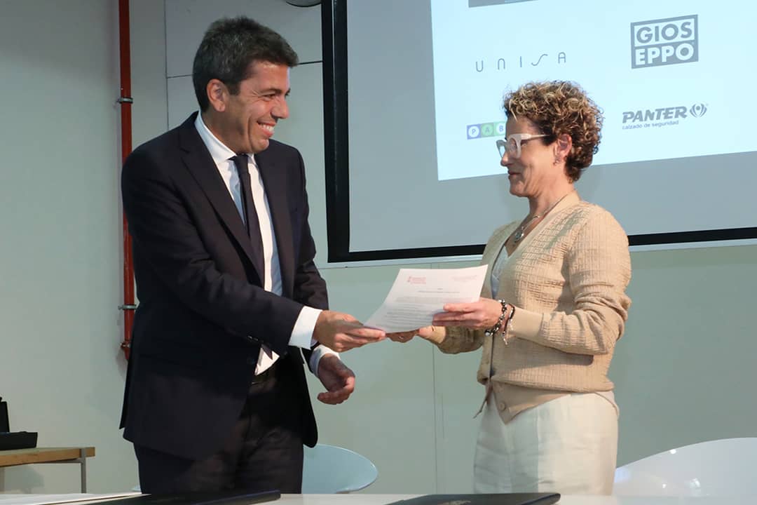 Carlos Mazón, presidente de la Generalitat Valenciana, junto a Rosana Perán, en el acto de la firma de la concesión de licencia para operar concedida a Gerescal, el 16 de mayo de 2024 en Elche (España).