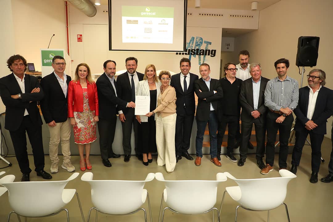 Carlos Mazón, presidente de la Generalitat Valenciana, junto a Rosana Perán, en el acto de la firma de la concesión de licencia para operar concedida a Gerescal, el 16 de mayo de 2024 en Elche (España).