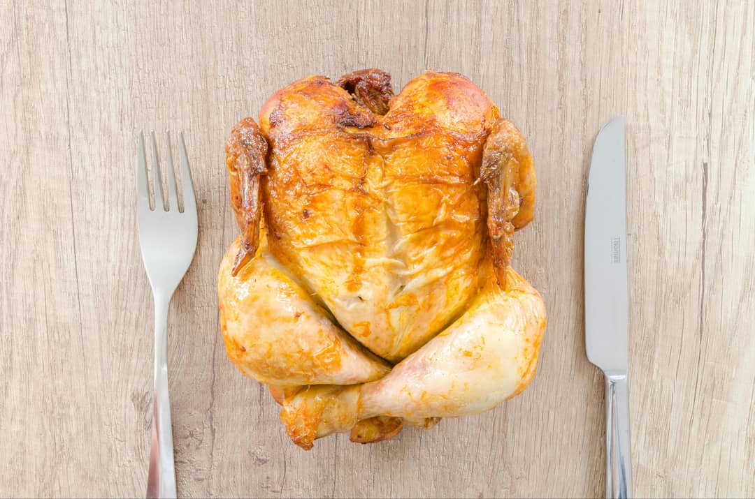 Bild, das ein fettes Huhn zeigt.
