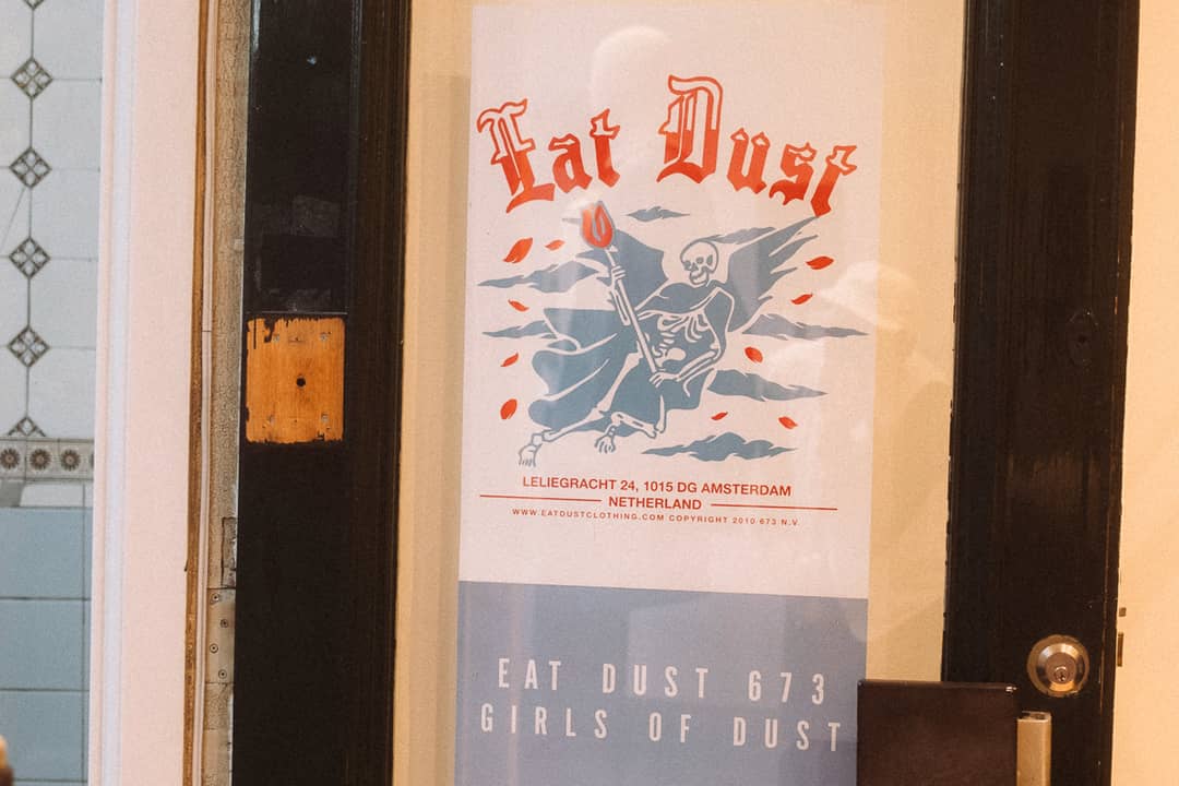Een poster van Eat Dust en Girls of Dust.