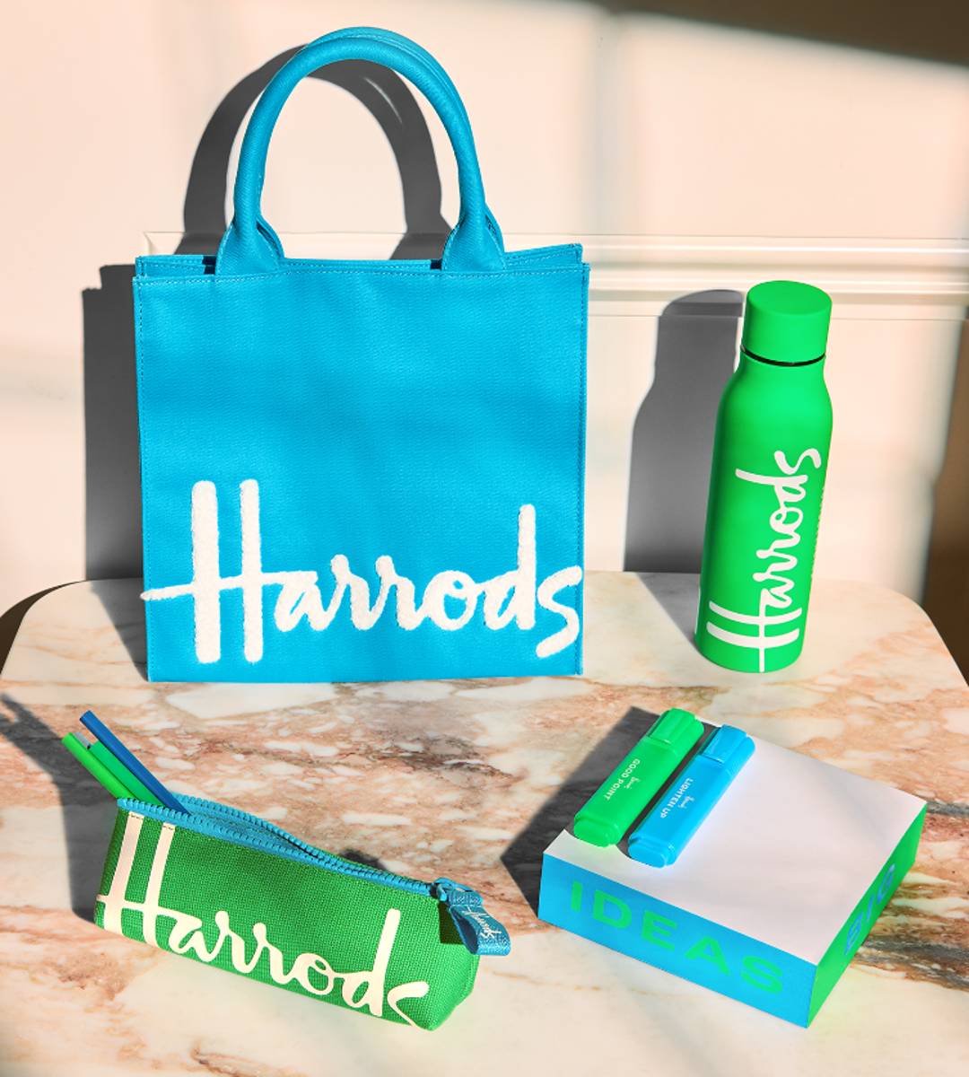 Harrods lanceert deze zomer eigen gift sets, accessoires en kantoorartikelen.
