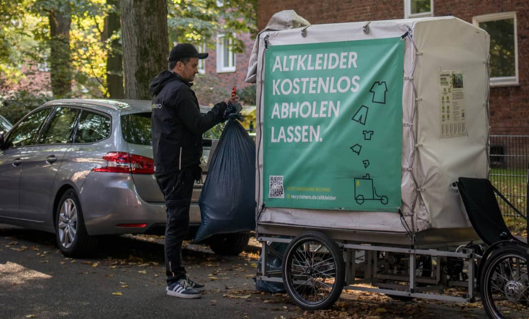 Altkleider werden von Recyclehero in Metropolen wie Berlin, Hamburg, Köln, Frankfurt und München umweltfreundlich per Lastenfahrrad abgeholt.