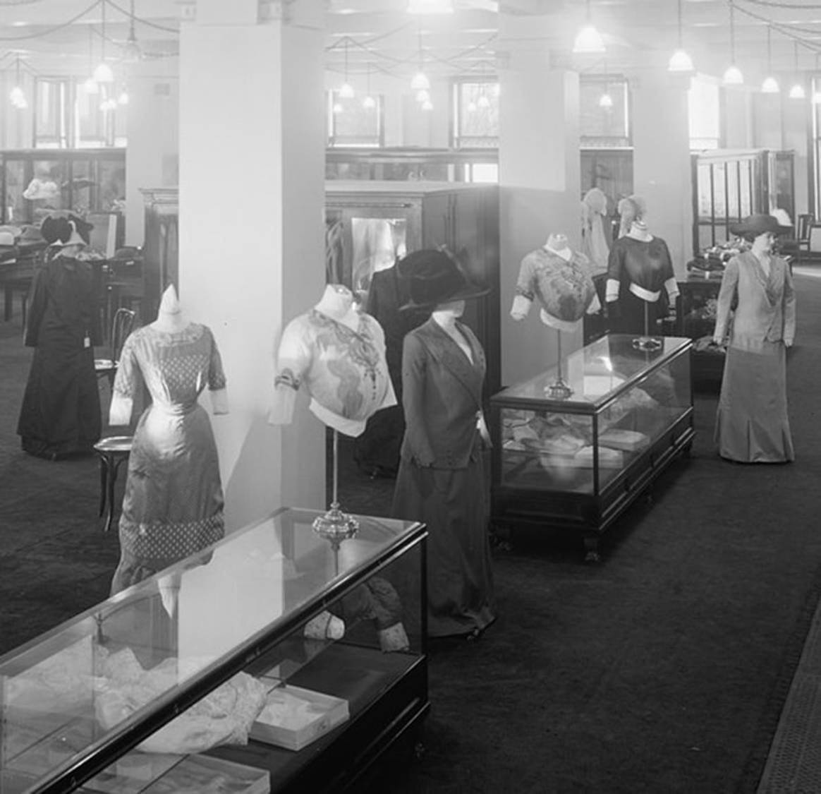Mannequins: History, Trends, and Key Figures