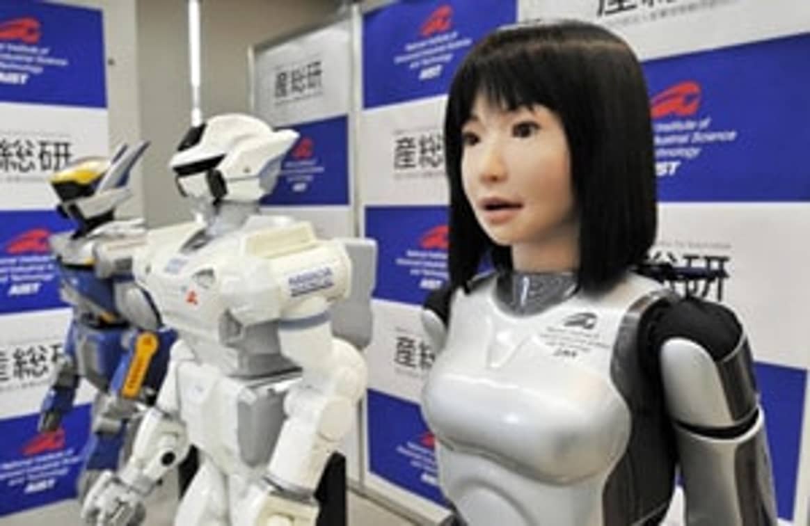 Una modelo robot en la Tokio Fashion Week