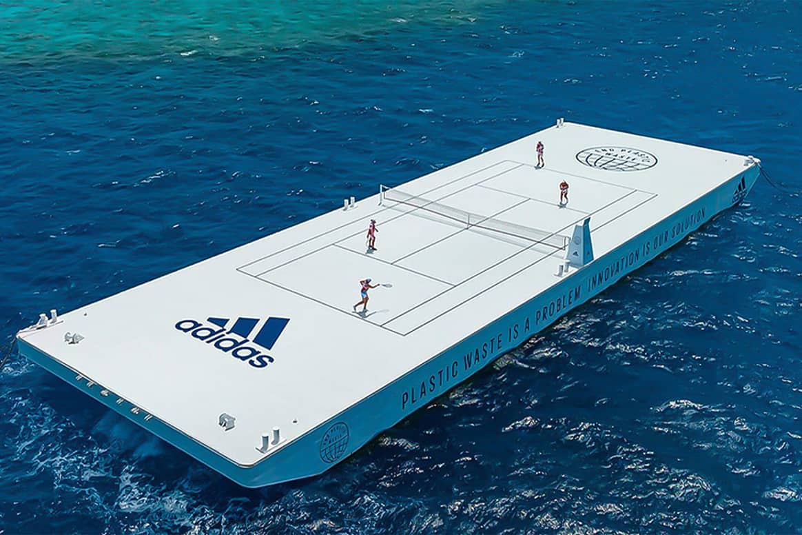 По Большому Барьерному рифу плавает теннисный корт Adidas