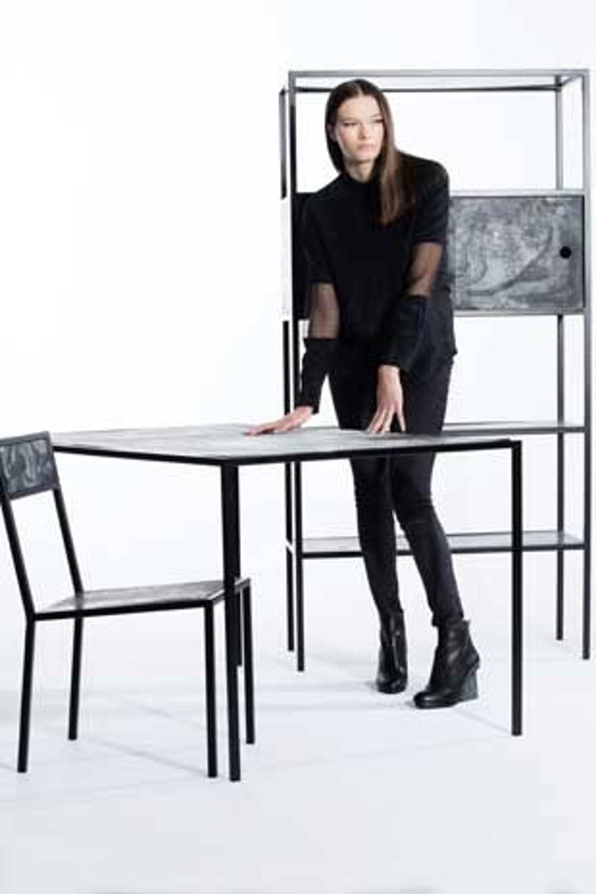 Anne van Assche presenteert combinatie van kleding en meubels