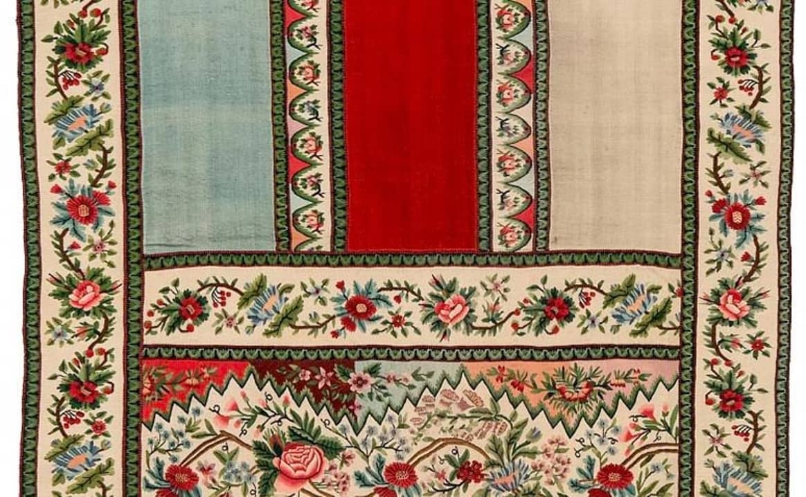 В Русском музее открылась выставка платков и шалей
