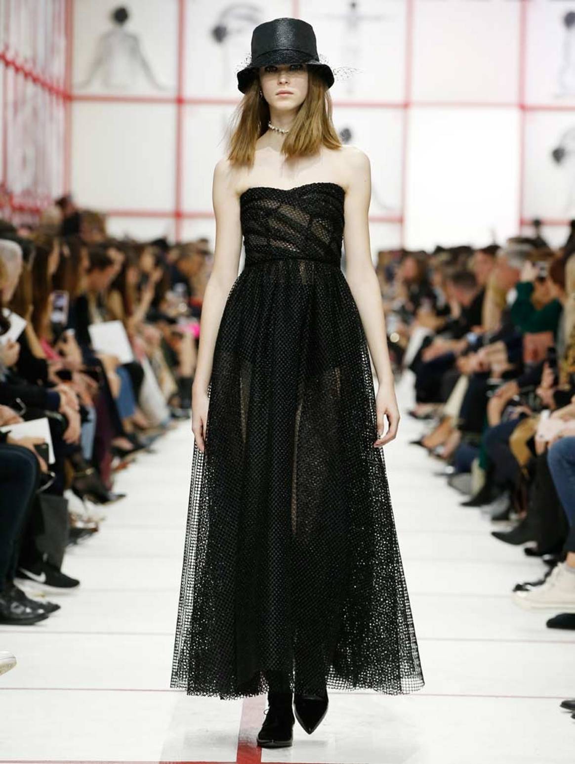 Dior revisite le New Look dans l'esprit british et féministe