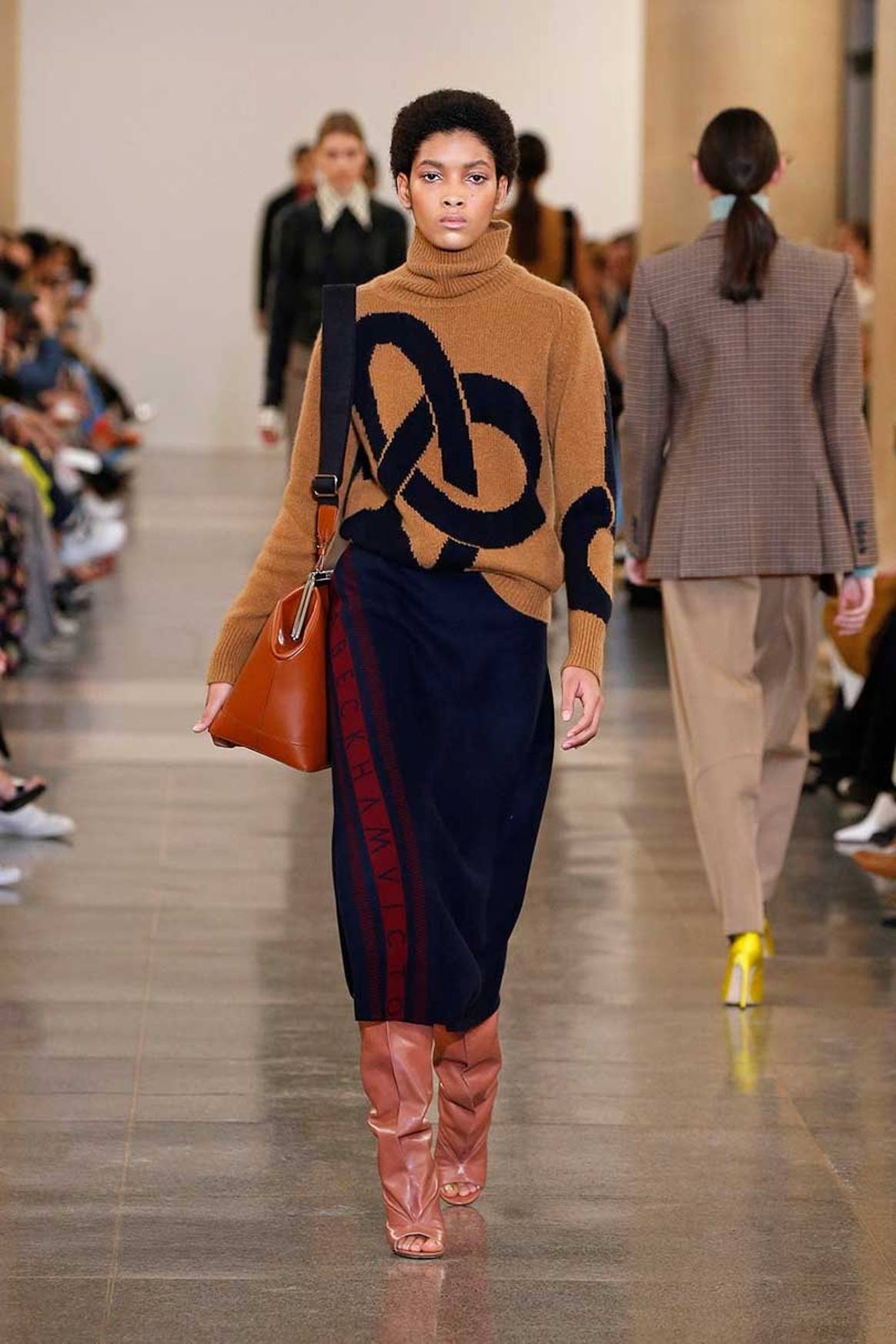 Victoria Beckham encuentra inspiración en los 1970 en la Fashion Week de Londres