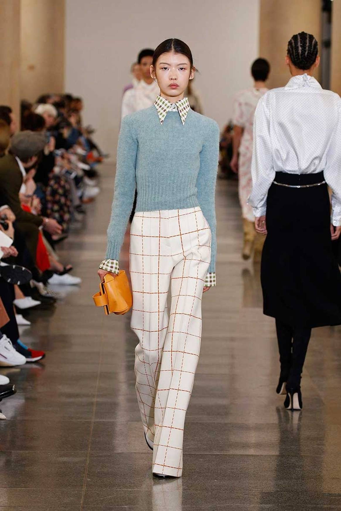 Victoria Beckham encuentra inspiración en los 1970 en la Fashion Week de Londres