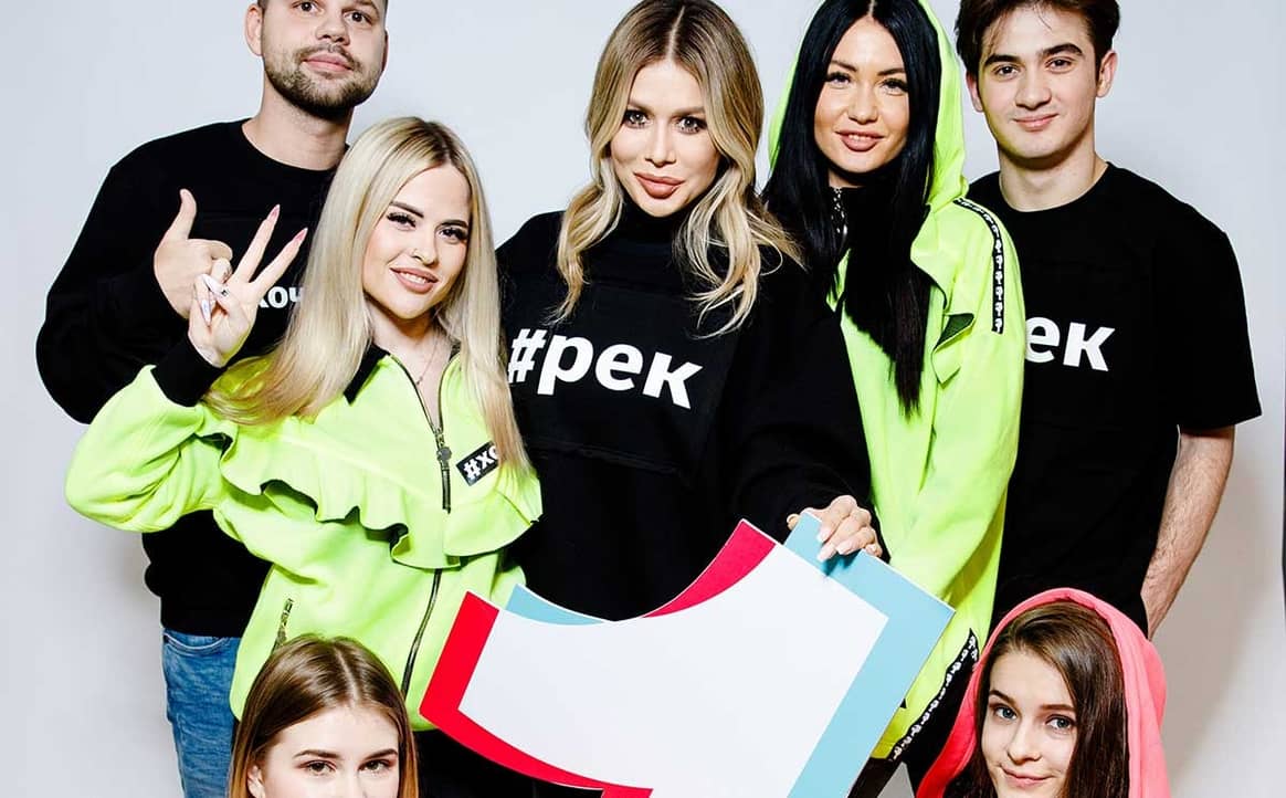 TikTok и Белла Потемкина запустили тематическую коллекцию одежды