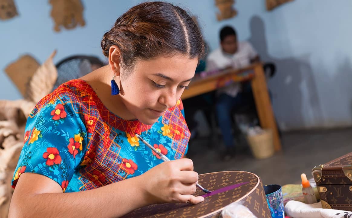 Louis Vuitton presenta los primeros baúles intervenidos con arte zapoteco