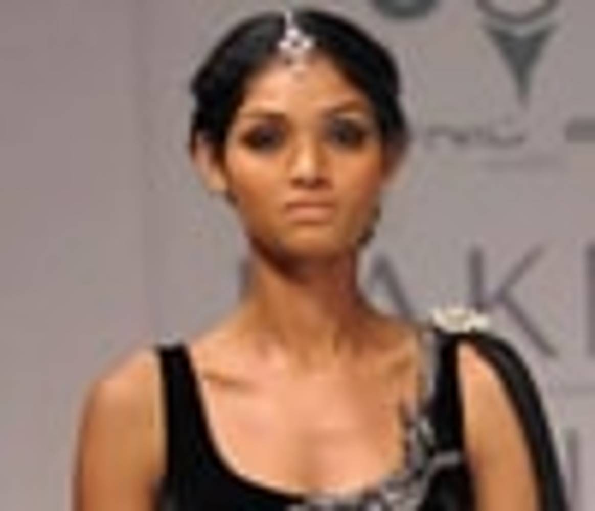 LFW Winter/Festive ’10 woos Mumbaikars with glamour