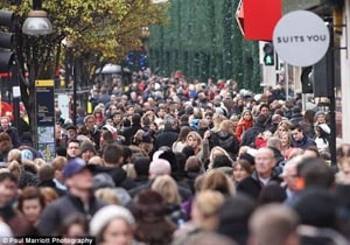 Shoppers brave cold and hit the high street
