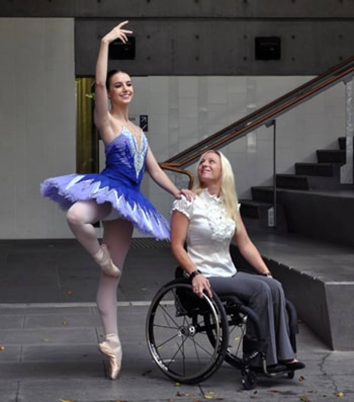 Australie: un défilé de mode en fauteuil roulant